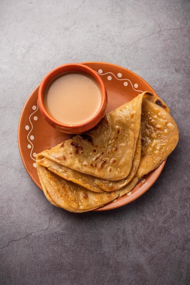 White tea / black tea + 2 chapatis .