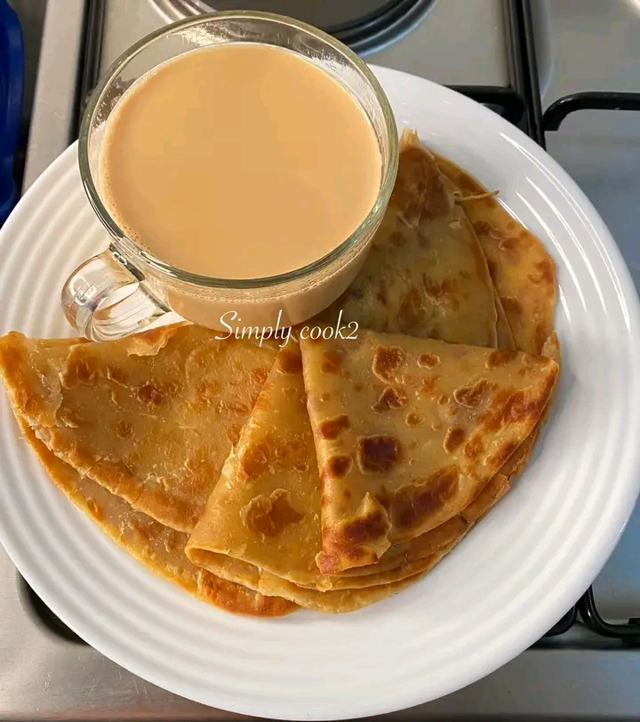 White tea / black tea + 2 chapatis.